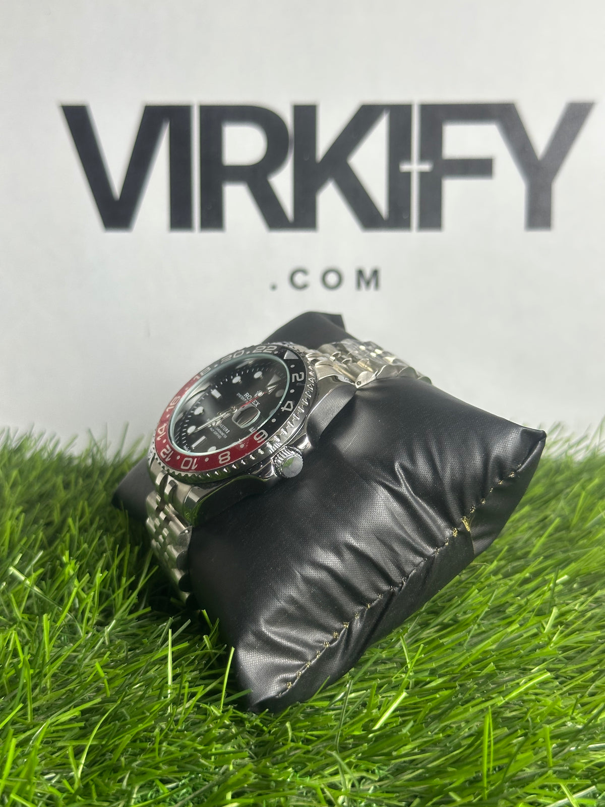 The Traveler's GMT Watch — Rotating Bezel