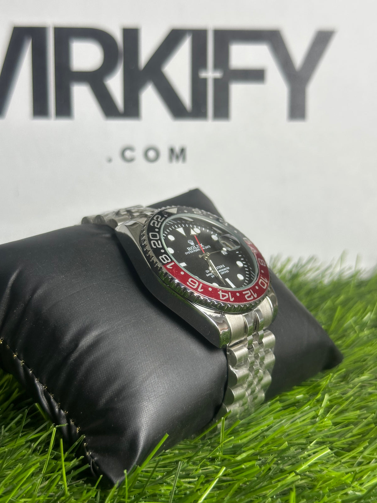 The Traveler's GMT Watch — Rotating Bezel